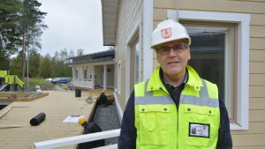 Närpes är positivt inställda till Strålsäkerhetscentralens planer och tänker utföra mätningar i skolbyggnaderna säger fastighetsingenjör Hans Hall. Fastighetsingenjör Hans Hall vid Kalax daghem i Närpes.