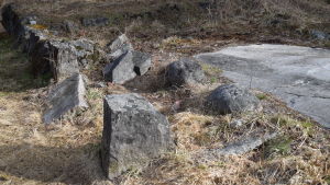 ...men då man går förbi den så kan man se grunden till det som var Svartbäck torp. Stenar på marken som visar var Svartbäck torp funnits en gång. Nu Västerby friluftsområde.