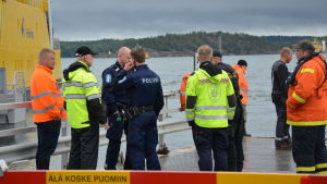 Flera olika myndigheter fick rycka ut. Räddningspersonal står vid färjfästet i Lillmälö i Pargas.