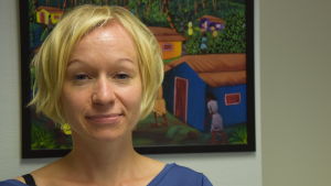 Katri Blomster säger att företagen måste börja ta ett större ansvar över sin textilproduktion. Katri Blomster, Sask
