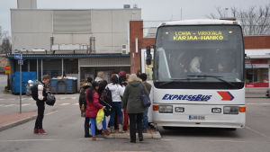 I framtiden ska bussresenärer hoppa på bussen vid Bangatan och inte vid Fokushuset. Människor köar till bussen mot Hangö i Karis.