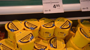 Till exempel ost är nu billigare i S-gruppens större affärer. Ost i matbutik