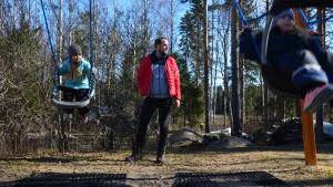 Fredrik Lång. Fredrik Lång kan ännu gunga med sina döttrar på skolgården i Veikars.