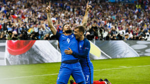 Olivier Giroud och Antoine Griezmann firar 1–0-målet mot Island.