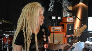 Viper Arms har fått ovärderlig hjälp av Turku Rock Academy, säger Soffe, bandets basist. Nästa år väntas bandets debutskiva. Soffe, basist i Viper Arms.