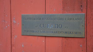 Nästa år behöver Curatio en ny verksamhetsledare. Skylten för byggnadsvårdsföreningen Curatio.