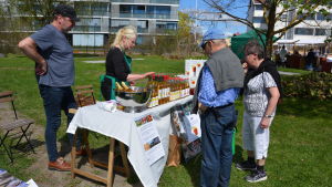 Mathantverkare av olika slag presenterade sig. Bornemanns musteri och festivalbesökare på Skäri Open.