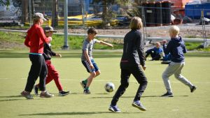 Matcherna spelades intill den nya skolan som byggs i bakgrunden. Elever spelar fotboll.