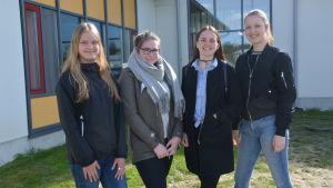 Fyra Solfungdomar som besökte säsongsöppningen vid Fagerö Folkpark, (från vänster) Kajsa Forslund, Kajsa Ollikkala, Eleonora Drifell och Linda von Essen. fyra ungdomar står utanför solf skola. Från vänster: Kajsa Forslund, Kajsa Ollikkala, Eleonora Drifell och Linda von Essen