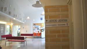 En utredning om stadens serviceproduktion pågår också. En effektivering av förvaltningen är förknippad med servicestrukturen. Färre verksamhetsplatser ger en effektivare administration, heter det i beredningen inför stadsstyrelsen 1.2. Skylt vid väntrummet på Pojo hälsostation.