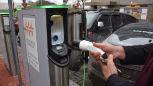 Efter att ha skickat ett textmeddelande med laddningspunktens kod öppnas locket och det går att ladda bilen. laddningsstation för elbilar