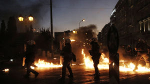 Ursinniga protester lamslog hela landet. Polisen svarade med tårgas och vattenkanoner. Demonstranter och polis drabbade samman under demonstratinerna i Aten 15.7 när parlamentett röstade om reformpaketet. Demonstranterna slängde molotovcocktails och polisen svarade med tårgas.