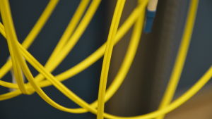 Fiberoptik består av ljus som rör sig i ett tunt glasrör. Röret är nästan lika tunt som ett hårstrå. Ett enda fiber täcker hela Kimitoöns behov av telekommunikation. Fiberkablar.