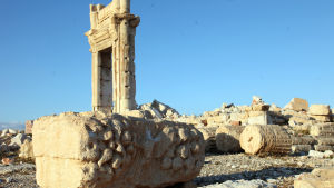 Bild på förstörelsen av världsarvsstaden Palmyra i Syrien. Nerfallna pelare och sönderslagna stenbyggnader.