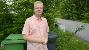Åbobon Lars Nyberg bor i ett egnahemshus och är medlem i en egnahemshusförening. Han vill se betydligt fler insamlingsplatser för hushållens förpackningsavfall. Lars Nyberg