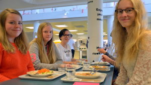 Matilda Back och Annika Mäenpää i skolmatsalen. Matilda Back och Annika Mäenpää i skolmatsalen.