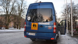 Familjer som väljer skola i en annan kommun av andra än språkliga skäl måste stå för skolskjutsen själva. Skolbuss i Vasa.