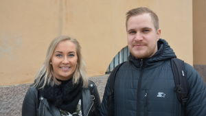 Antonia Jalava och Ronald Fagerholm. Antonia Jalava och Ronald Fagerholm vid yrkeshögskolan Novias byggnad på Nunnegatan.
