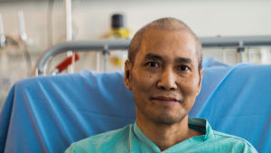 – Jag har varit verkligen nöjd med vården här, säger cancerpatient Nguyen Hoan Khae. Nguyen Khae Hoan från Huế i Vietnam, som kommit till Hucs privatsjukhus i Helsingfors för att få vård mot magcancer.