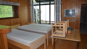 I det här rummet bodde en hel familj av de asylsökande. Här kom också ett barn till världen under deras vistelse. Raasepori resort efter att flyktingarna flyttat ut.