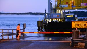 Landsvägsfärjan Sterna tar iland vid Lillmälö färjfäste en höstmorgon 2015.