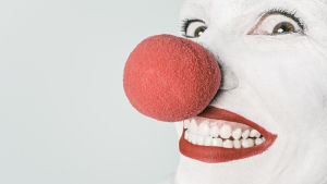 Vem som helst skulle väl bli rädd för den här galna blicken? (Det är inte Hanna på bilden.) Clown