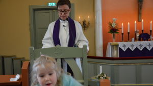Malin Lindblom, kaplan i Sundom kapellförsamling. I förgrunden Mirjam Lindblom Malin Lindblom, kaplan i Sundom kapellförsamling. I förgrunden dottern Mirjam.