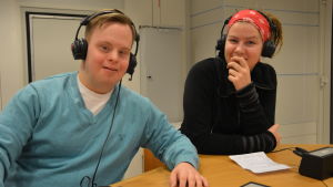 Eddy Krook och Emma Kullberg. Eddy Krook och Emma Kullberg i Yle Västnylands studio.