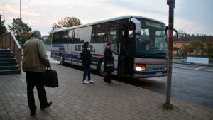 Ampers busstrafik kör bland annat turer från Raseborg till Helsingfors. I dag går det fyra turer tur–retur längs väg 51. Passagerare stiger på en buss.