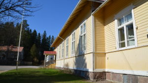 Den gamla huvudbyggnaden, det gula huset, misstänks ha problem med inomhusluften. skolhus i trä