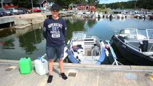 Jörgen Ek kör tycker om att köra hårt med motorbåt. Då han är med och övernattar i större båtar föredrar han välutrustade gästhamnar. Jörgen Ek framför sin Buster-båt i Porkala Marin.