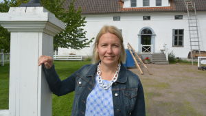 Johanna Enroth. Vik. museiamanuens Johanna Enroth framför Kuddnäs huvudbyggnad.