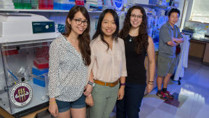 Forskarna Emily Lee, Yichen Cheng, Sarah Ogden och Hengli Tang. Forskare vid Florida State-universitetet