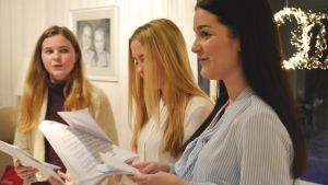 Julia, Maria och Nea sjöng igenom luciasången och luciapappa Kent konstaterade att flickorna lät så bra ihop att de kanske inte behöver sånglektioner. Östnylands luciatrio 2016 sjunger.