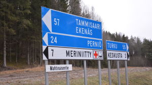 En trafikövervakningskamera placeras här i korsningen på Salo omfartsväg. Vägskyltar vid Salo omfartsväg.
