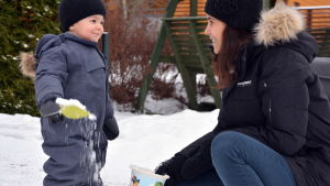 Amanda fick åka hem från sjukhuset i Hyvinge redan efter ett dygn, vilket hon var glad för. Hon hade hunnit sakna sonen Hugo, som väntade där hemma. Amanda Eshan med sonen Hugo.
