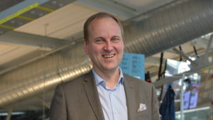 Tom Simola som är vd på Förlags Ab Sydvästkusten hade en stor roll i då Stefan Holmström valdes till chefredaktör för ÅU. Tom Simola