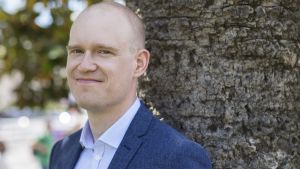 Teppo Airaksinen. Regissören Teppo Airaksinens kortfilm Katto fick ett hedersomnämnande vid filmfestivalen i Cannes den 28 maj 2017.