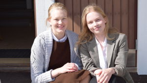 18-åringarna Bella Iho från Helsingfors och Emma Lindgren från Esbo sitter ivrigt och väntar på sin första filmupplevelse. Statister på filminspelning i Fiskars.