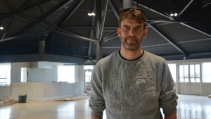 Till sist blir det att plocka bort någonting om det inte är ekonomiskt försvarbart mera, säger Mikael Antell. Mikael Antell står mitt på dansgolvet i Åminne Folkparks paviljong.