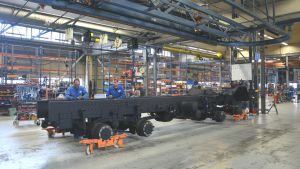 Också Sisu är med i kompetenscentrumet och växlar personal mellan företagen. Industriarbetare i Sisus lastbilsfabrik i Karis.