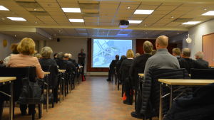 Det nya tornhuset intresserade många Ungefär 30 personer hade samlats för att höra om planerna på Vasklot i Vasa