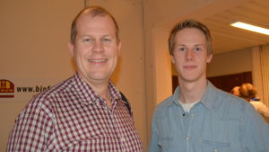 Pappa Björn Lindqvist använder internet mycket men på ett annat sätt än sonen Simon Lindqvist. Björn Lindqvist och sonen Simon Lindqvist.