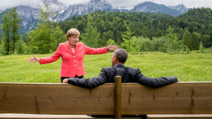 Obama tillsammans med Tysklands förbundskansler Angela Merkel under en paus i G7-ländernas möte i Tyskland i juni 2015. Obama sade då att Ryssland bara skadar sig självt och sitt folk då ryska trupper agerar i östra Ukraina. Enligt Obama är kränkningarna obestridliga även om Ryssland inte medger det. Merkel fördömde Ryssland för olaglig annektering av Krim. Enligt Merkel är det möjligt att G7-länderna inför ytterligare sanktioner mot Ryssland. . Angela Merkel och Barack Obama på G7-mötet.