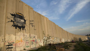 Internationella domstolen i Haag har slagit fast att muren som Israel bygger på Västbanken bryter mot internationell lag. Muren vid flyktinglägret Aida i Betlehem