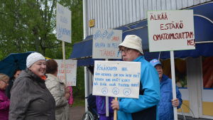 Plakaten var skrivna på olika språk Demonstration mot stängningen av butiken i Valkom