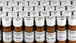 homeopaattisia lääkepurkkeja