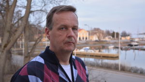 Rune Frimans Fri Samverkan förlorade ett mandat i fullmäktige och partiet har nu sex platser istället för sju. man med Dalsbruks hamn i bakgrunden.