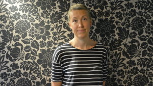 Sofia Kitinoja sofia kitinoja i randig skjorta framför en svartblommig vägg