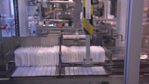 Delipap är ett av de företag som har fått strukturomvandlingsstöd med Novagos hjälp. Blöjor i en maskin i Delipaps fabrik i Ekenäs.